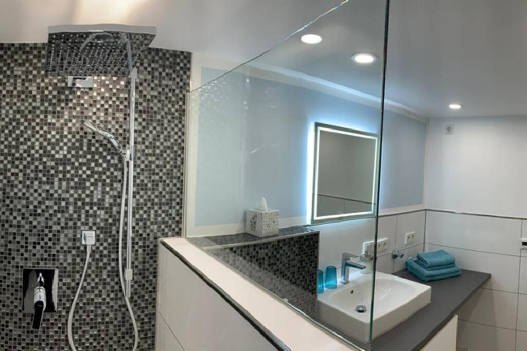 Modern Renovated Apartment Suited For Business Consultants - In Close Distance To Dt, Dhl And Un Campus - Reserved Parking Бон Екстериор снимка